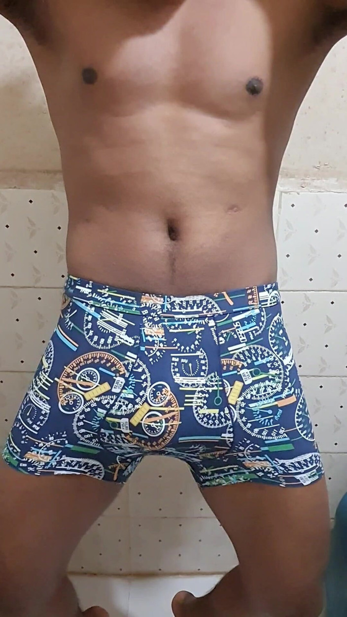 Ahir: 내 자지가 당신을 기다리고 있어 - 화장실에서 자위하는 인도 소년