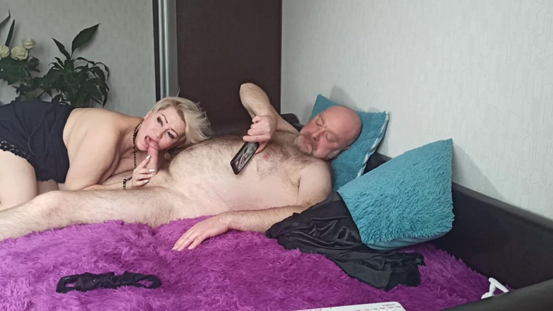 AimeeParadise: 의붓오빠에게 따먹히는 핫한 변태 밀프