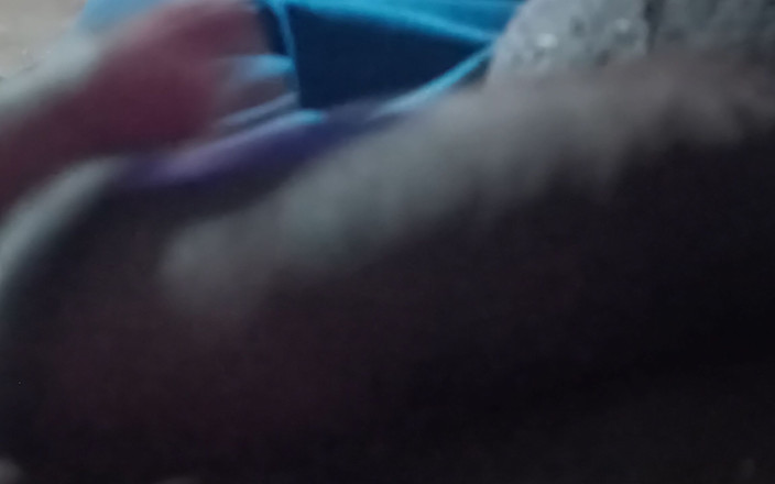 RANIRAKVAR: În timp ce se masturbează acasă