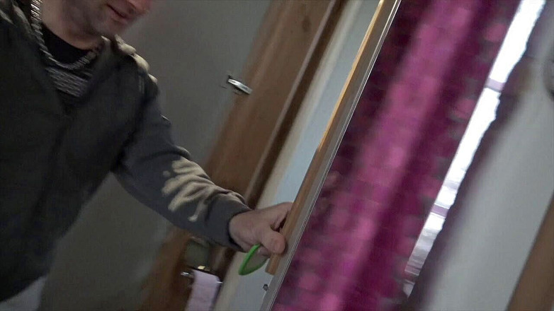 YOUNG FUCKED BY OLDER: Jess bị đụ bởi twink trẻ hơn anh ta