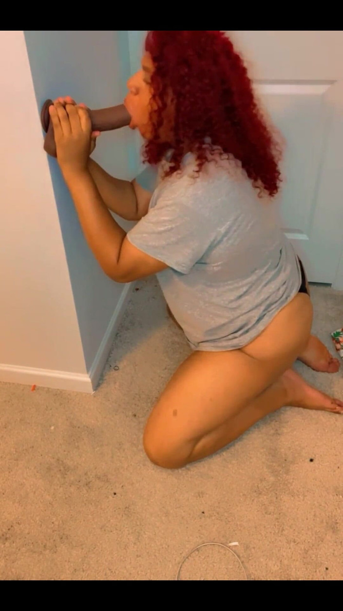 Hicktown_hoochi: Aku lagi asik nyepong dildo ukuran kontol raksasa pria kulit...