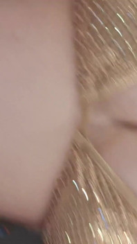 ลองใส่ - ชุดว่ายน้ำสีทองในห้องเปลี่ยนเสื้อผ้า
