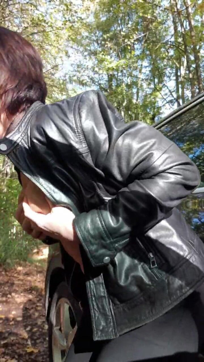 JulieEroticDress: MILf hat nackten orgasmus auf dem parken