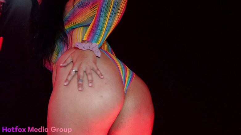 Hotfox Media Group: 스텔라 카터 블랙 배경 빛나는 조명 촬영