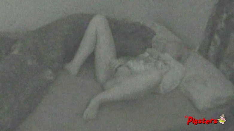 Pigsters: Grandota Christie dedeándose y frotando su coño en video casero