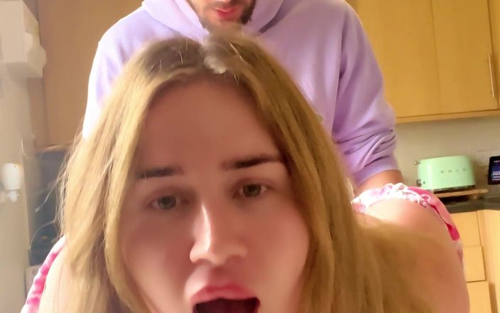 JessieHH: Op zijn hondjes geneukt, klaarkomen op mijn tieten en gecreampied...