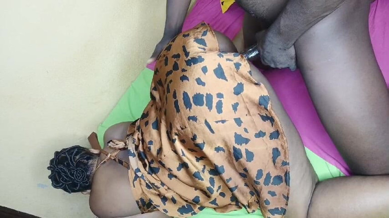 NaturalFck: En stor oljad röv tar en hård svart kuk...