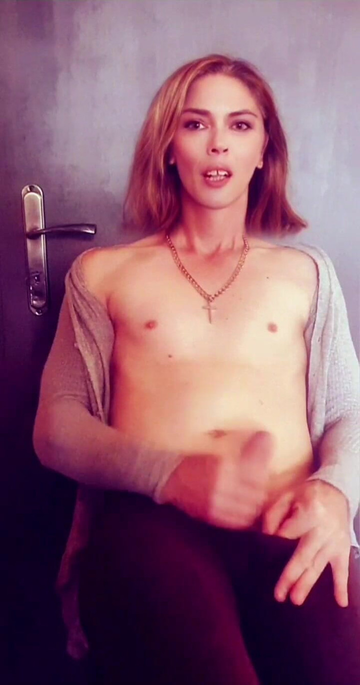 Demon Bitch: Sexy nadržená děvka se chce tvrdě masturbovat