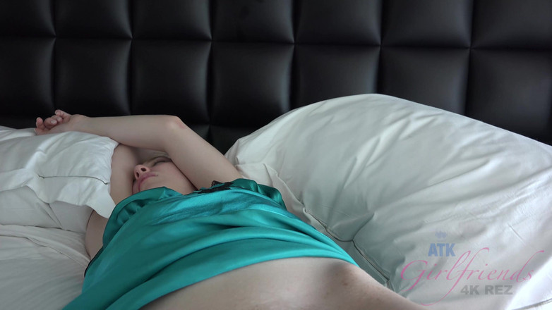 ATK Girlfriends: Ти дивишся trillium pee, перш ніж продовжувати жорстко трахатися