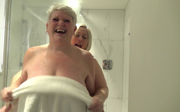 UK Joolz: Mature MILF Shower Scene