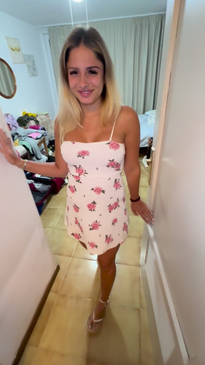 MollyLollyG: La Sexy Ragazza Bionda Traditrice Incontra Un Ragazzo Al Ristorante...