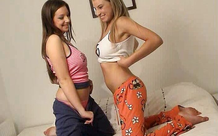 Cryptostudios: Două adolescente sexy țâțoase își poartă corpul reciproc