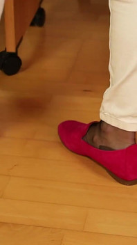 Rosa Suede Loafers y Medias de nylon Black Rht - juego de pies lento debajo del escritorio