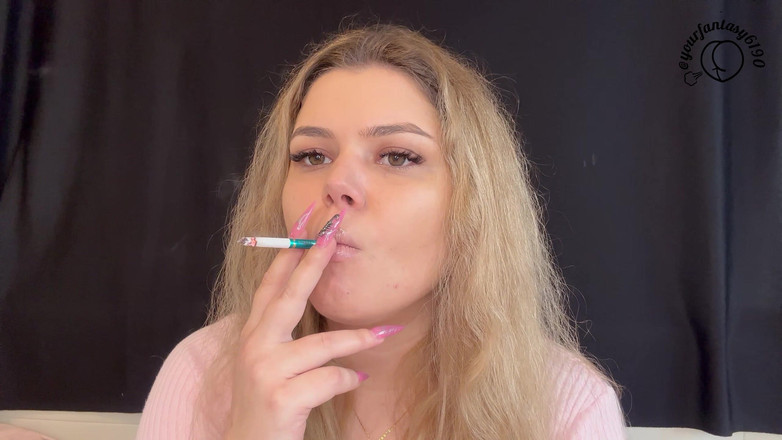 Your fantasy studio: Seductress merokok