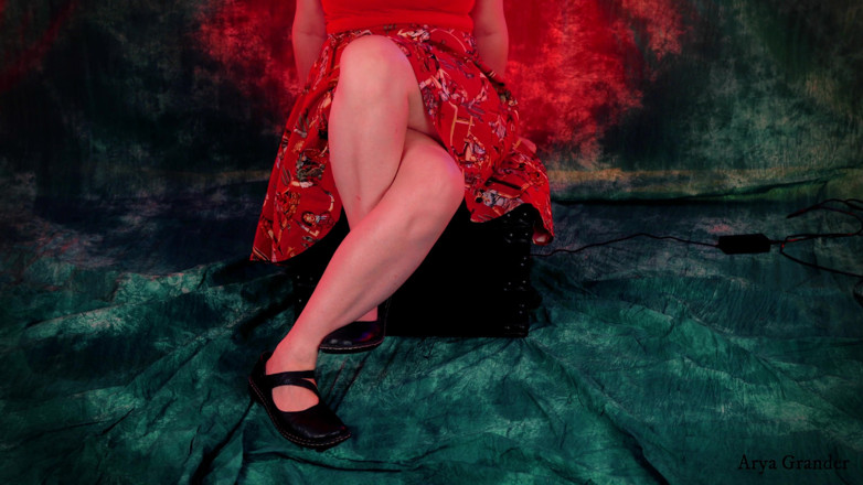 Arya Grander: Double crossed twisted legs just sitting video