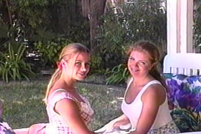 Lovers Of Vintage: Dvě roztomilé vysokoškolské lesbičky se navzájem prstují