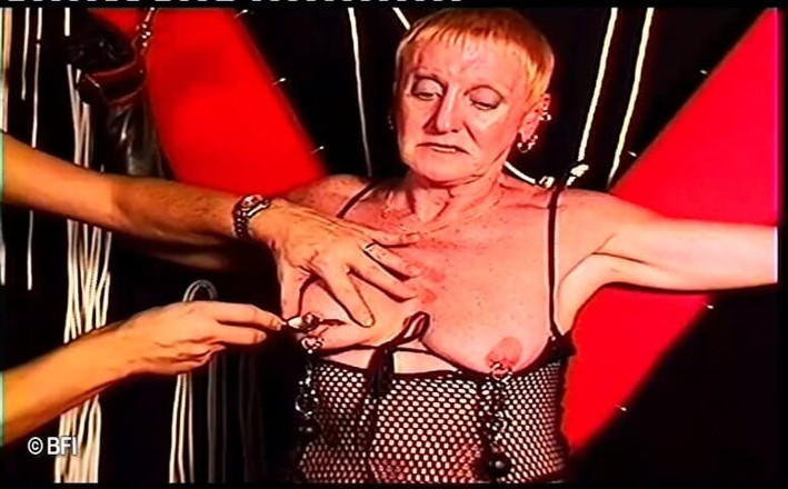 House of lords and mistresses in the spanking zone: Seksaan kelentit mega dengan nenek blonde yang miskin dan bertatu