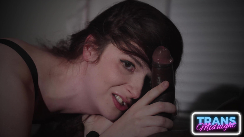 Trans Roommates: Ruby lutscht pf, stöhnt auf der Seite, reitet tief, bittet...