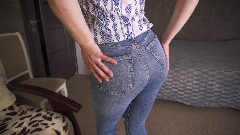 Teasecombo 4K: 타이트한 청바지를 입고 완벽한 엉덩이를 괴롭히는 PAWG 밀프