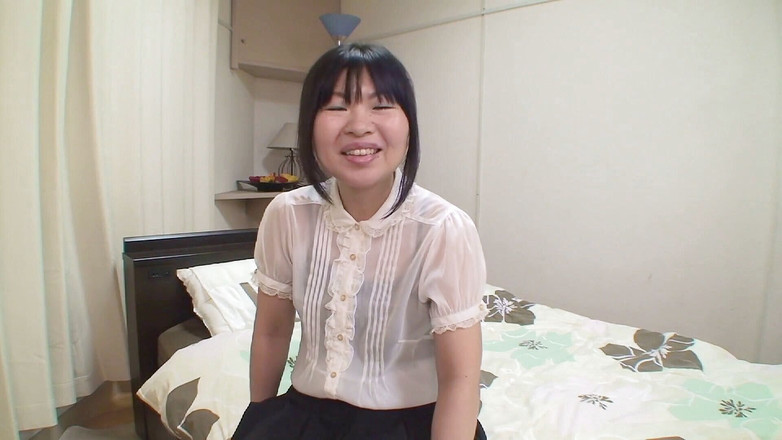 Asiatiques: Sexy babe sucks cock and gets fingered at casting