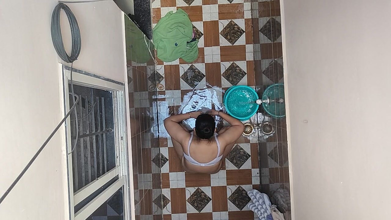 Crystalcouple: Viděl jsem sousedovu švagrovou, jak se koupe