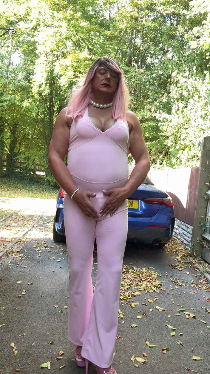 Kellycd2022: Crossdresser Kellycd2022 en mono rosa y tacones