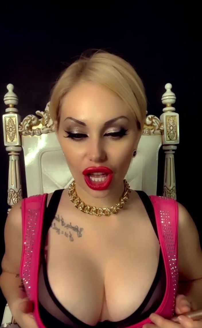 Goddess Misha Goldy: Rehat merokok! Merokok dengan saya dan mendengar lagu kegemaran saya