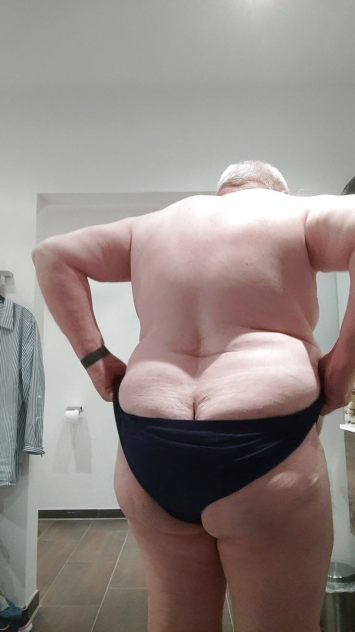 Karlchengeil: Nunjukin pantatku sama petinju baru, andthen kepergok lanjut