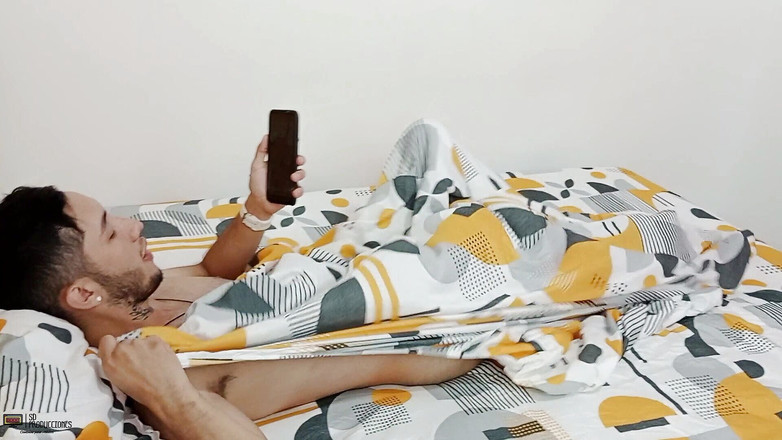 Vayolet: Mon demi-frère se masturbe dans sa chambre et je l’ai éjaculé...