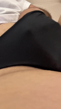 Une jeune fille coquine se masturbe dans le salon de l’hôtel - culotte mouillée et sale