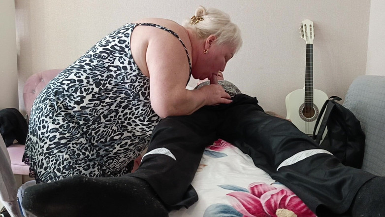 Zona901: Stiefmoeder kwam een pijpbeurt geven om een portie sperma door...