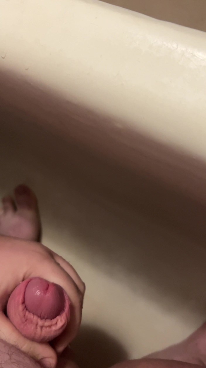 Makssssimus: Küçük penis banyoda mastürbasyon yapıyor ve boşalıyor