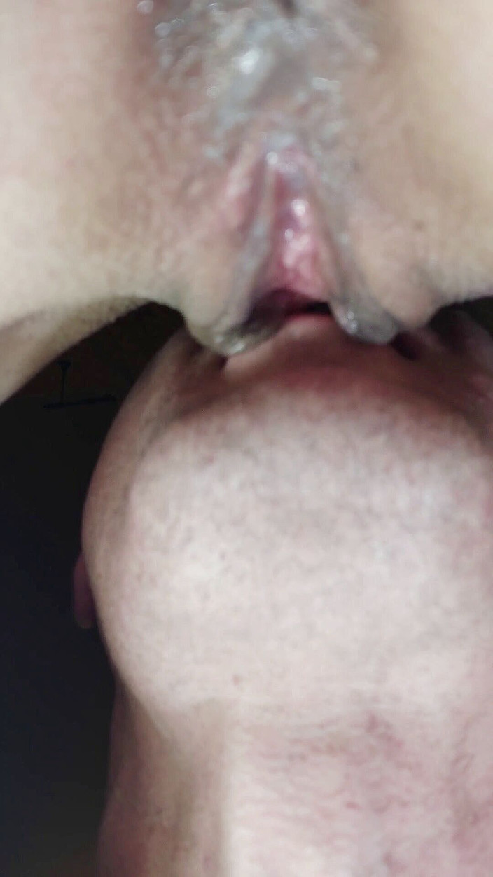 Wet Pussy Fuck: La figa bagnata di una teen viene leccata da un...