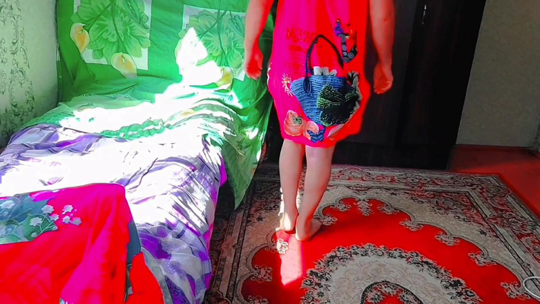 Kitty_Cross: Cewek seksi ini lagi asik joget mesra-mesraan sama neon glow