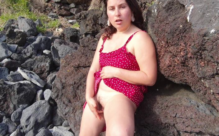 ExpressiaGirl Blowjob Cumshot Sex Inside Fuck Cum: Time for Pee on Beach! Mom&amp;#039;s Hairy Pussy Is Pissing!