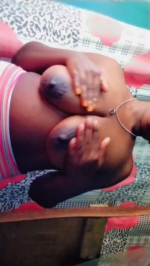 prinjema: Ratu Afrika panas mengurut buah dada besarnya