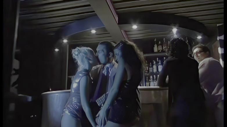 Inhonorof porn: Дві шльондрі ділять італійський член у нічному клубі серед людей