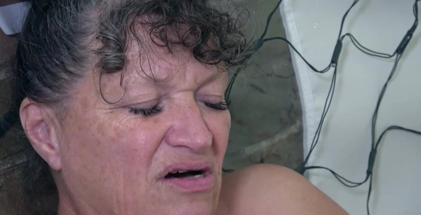 Uk Joolz: Mmmm 两个成熟的性感色情明星在热水浴缸中赤身裸体使用大吸力假阳具有多大乐趣???