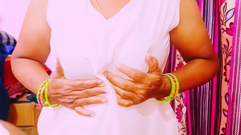 Telugu honey lips: Indická trojka vesnické nevlastní sestry šukají s řidičem auta. Telugské sprosté řeči.