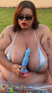 Angel bbw lagi asik kencing dan muncrat di luar ruangan