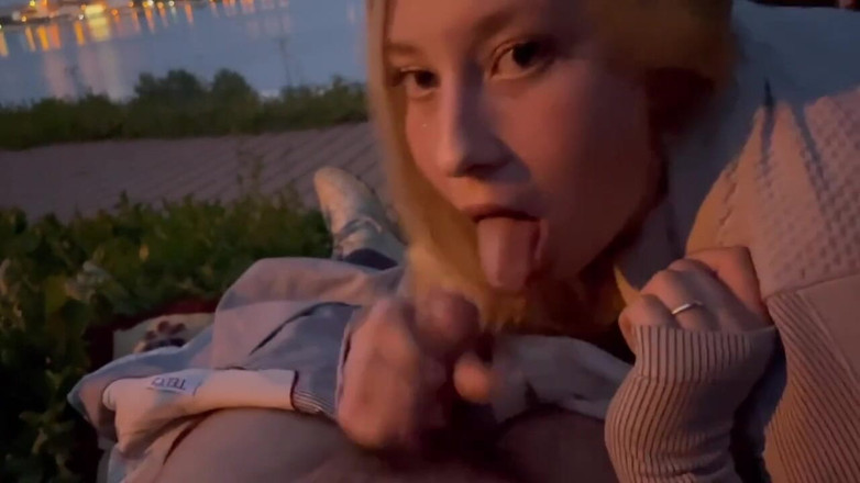 College couples: Vykouřila chlapovi na nábřeží