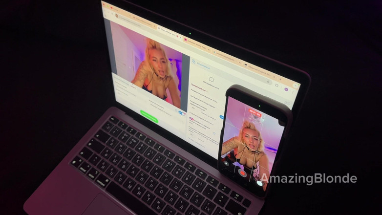 Amazing Blonde: Úžasná blonďatá děvka šuká před diváky během show na webové kameře