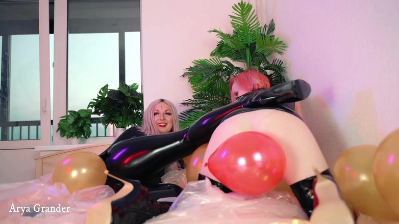 Arya Grander: Hete fetisj, luchtballonnen en meisjes latex rubberen feest Arya Grander