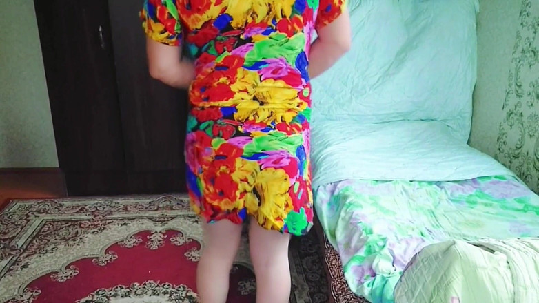 Kitty_Cross: 可爱的娘娘腔在床上与巨大的棒棒糖摆姿势