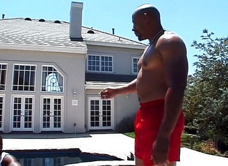 The Vintage Era: Zenci güzel yarak emiyor ve yüzme havuzunun yakınında sikiliyor