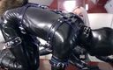 Arya Grander: Latex Rubber Petplay ist ein positives domina-rollenspiel im flugzeug. Arya...