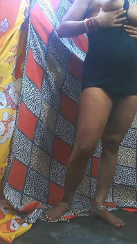 Une bhabhi en robe noire me suce la bite et je la baise