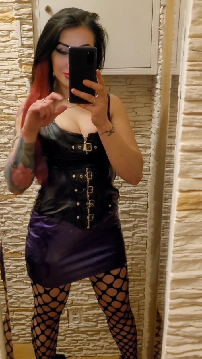 KatrixandCaliforniaLatex: Goddess posing in latex and showing her juicy ass