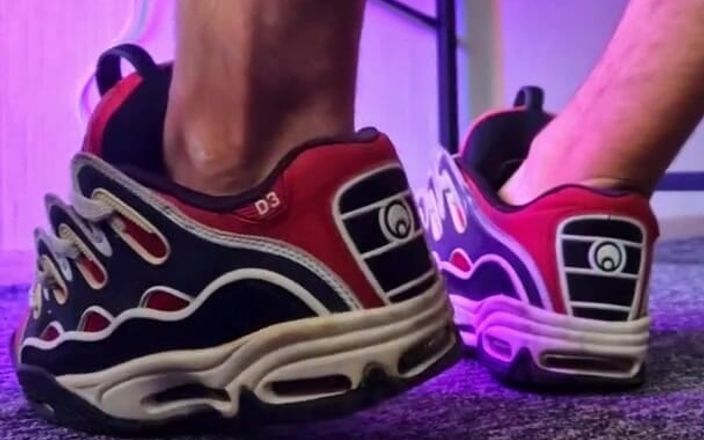 Sneakersmax98: スニーカー、オシリス、ザーメンインで遊ぶ