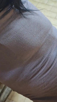 Bini panas berkongkek dildo semasa dua kawan memancut mani pada dildonya